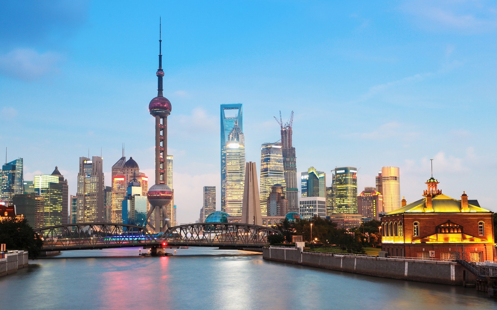 Uma vista do horizonte de uma cidade com um rio e uma ponte (skyline de pudong, cidade, paisagem urbana, linha do horizonte, arranha céus)