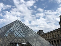 Pirámide del Louvre contra un cielo escénico