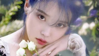 IU : Beauté éthérée avec des roses blanches