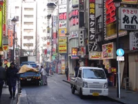 Beco urbano vibrante em uma cidade dos EUA com letreiros de néon e veículos estacionados