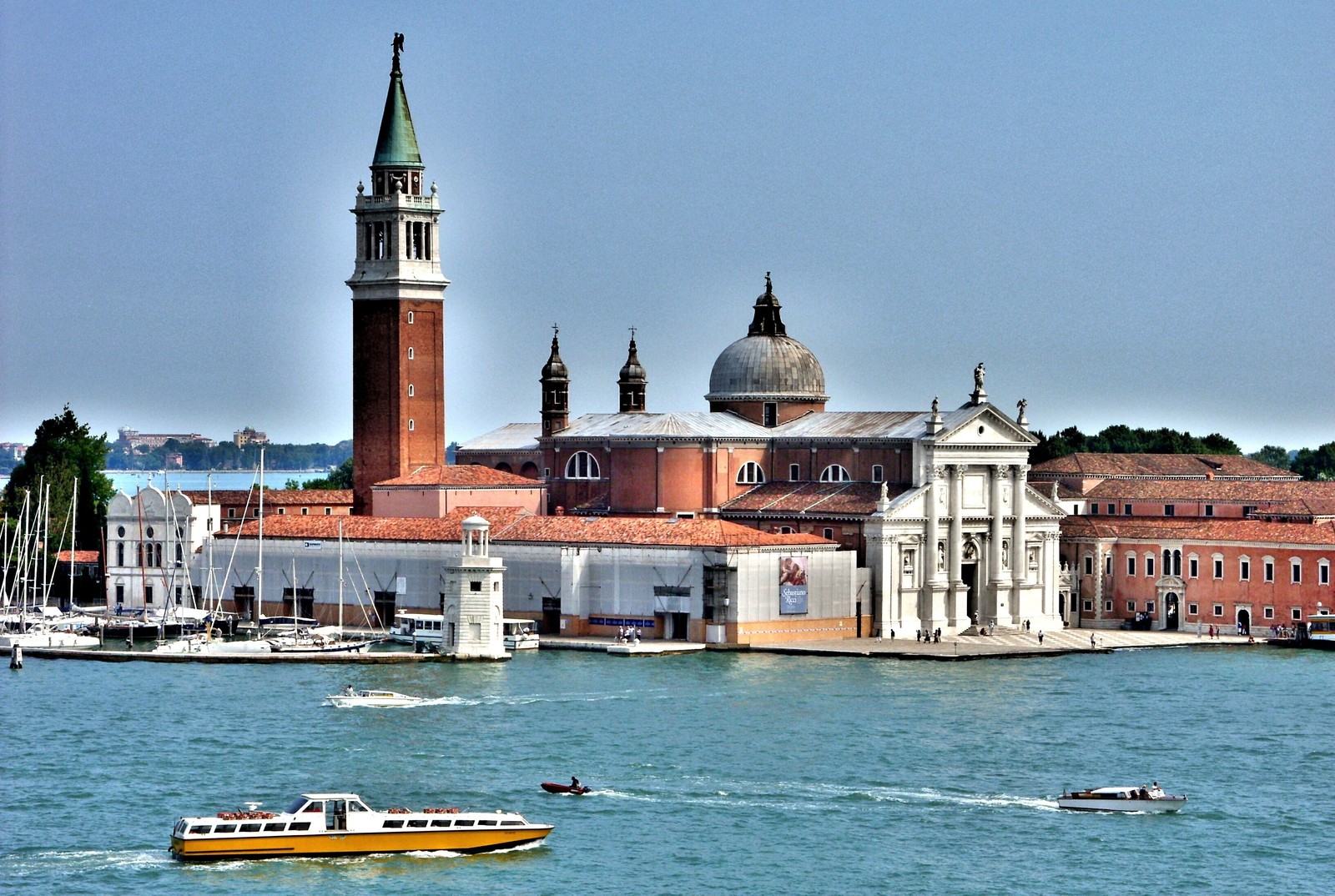 Barcos estão na água perto de um grande edifício com uma torre do relógio (igreja de san giorgio maggiore, veneza, via navegável, água, cidade)