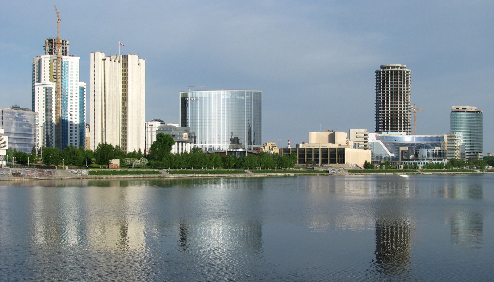 Arquitectura del horizonte de una ciudad con un lago en primer plano (moscú, ciudad, panorama, bloque de torre, paisaje urbano)