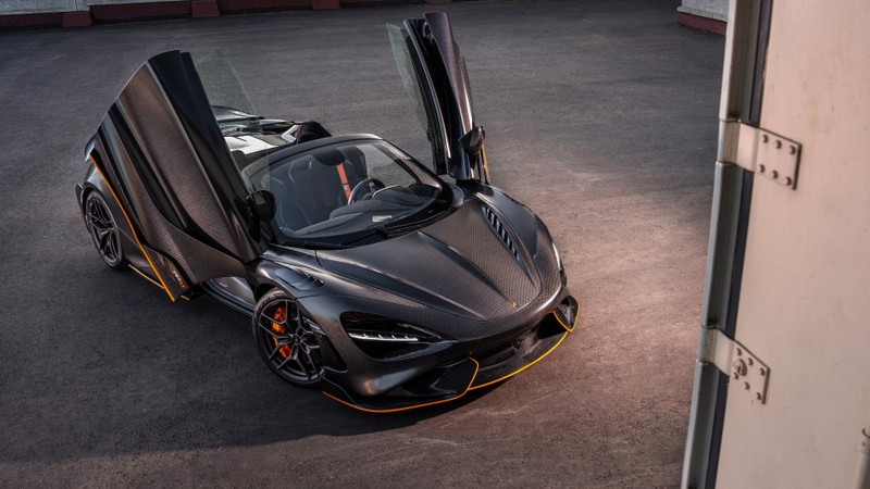 Черный mclaren с открытыми дверями на парковке (topcar mclaren 765lt spider carbon edition, 2024, 8k, 5k, углеродное волокно)