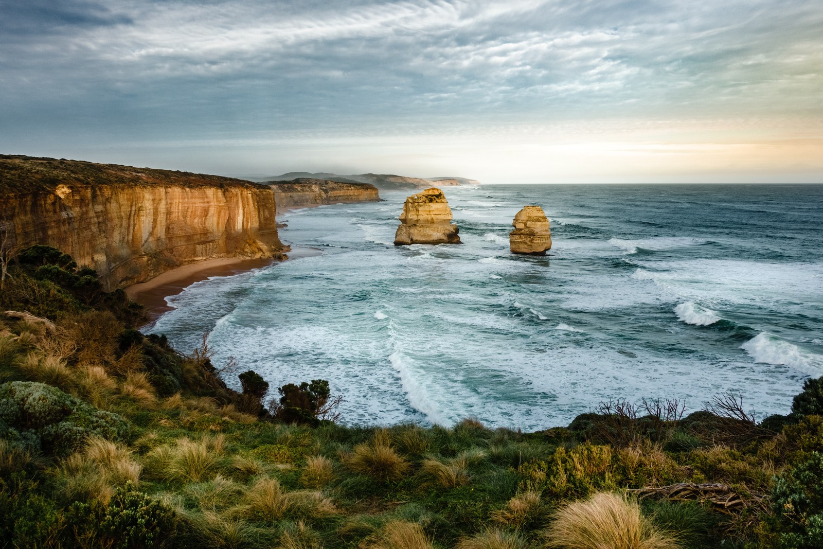 Une vue des douze apôtres sur la great ocean road en australie (australie, éducation, école, eau, nuage)