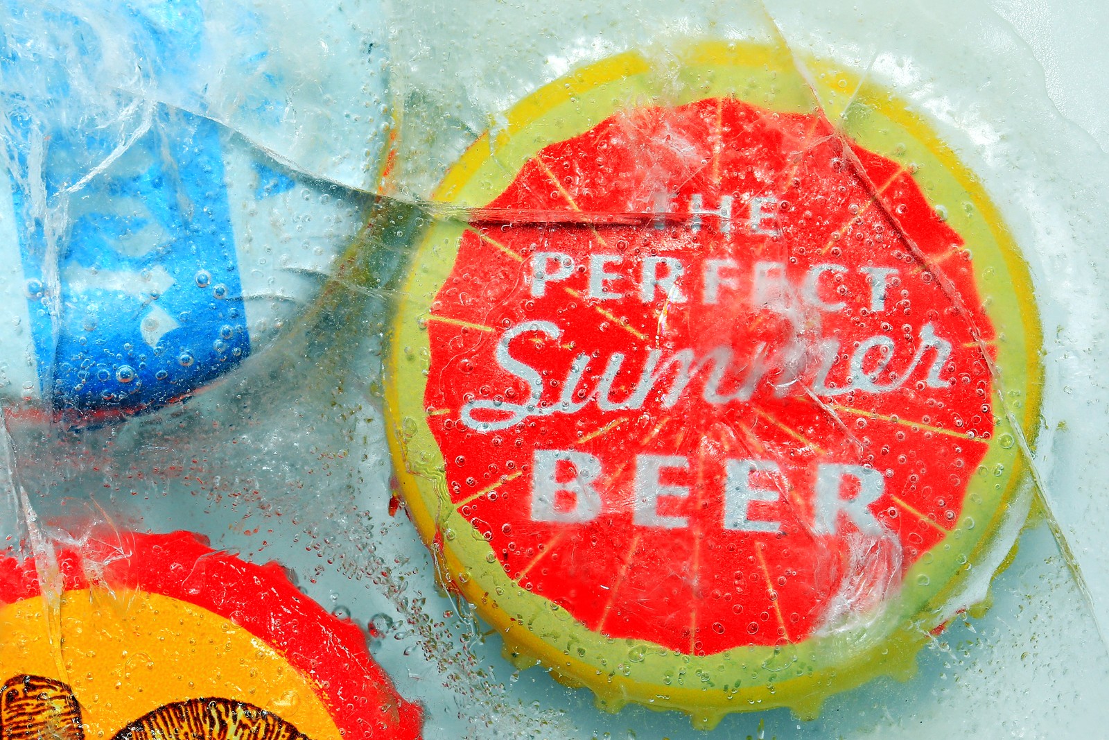 Il y a deux biscuits qui sont posés sur une table (the perfect summer beer, bouchon de bouteille, ice cold, macro, frozen)