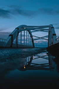 Réflexions du soir sur un pont moderne au-dessus des eaux tranquilles