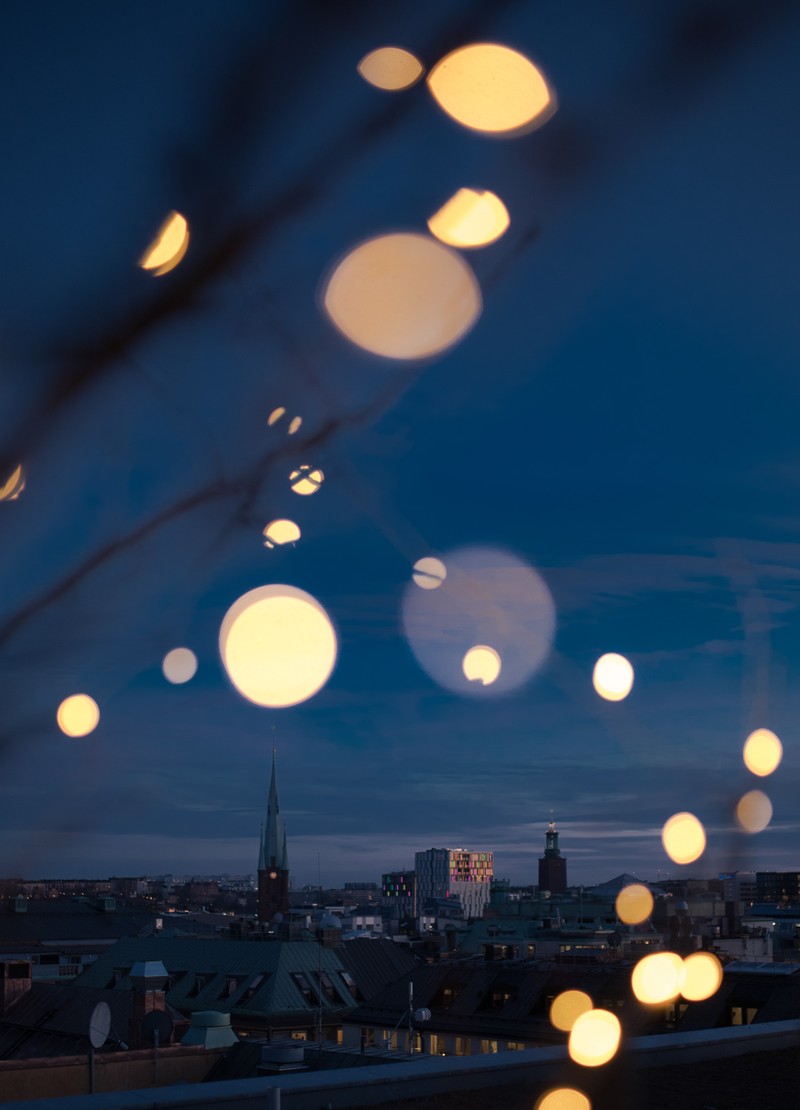 Арестованный вид на город с часовой башней и огнями (боке, bokeh, ночь, синий, облако)