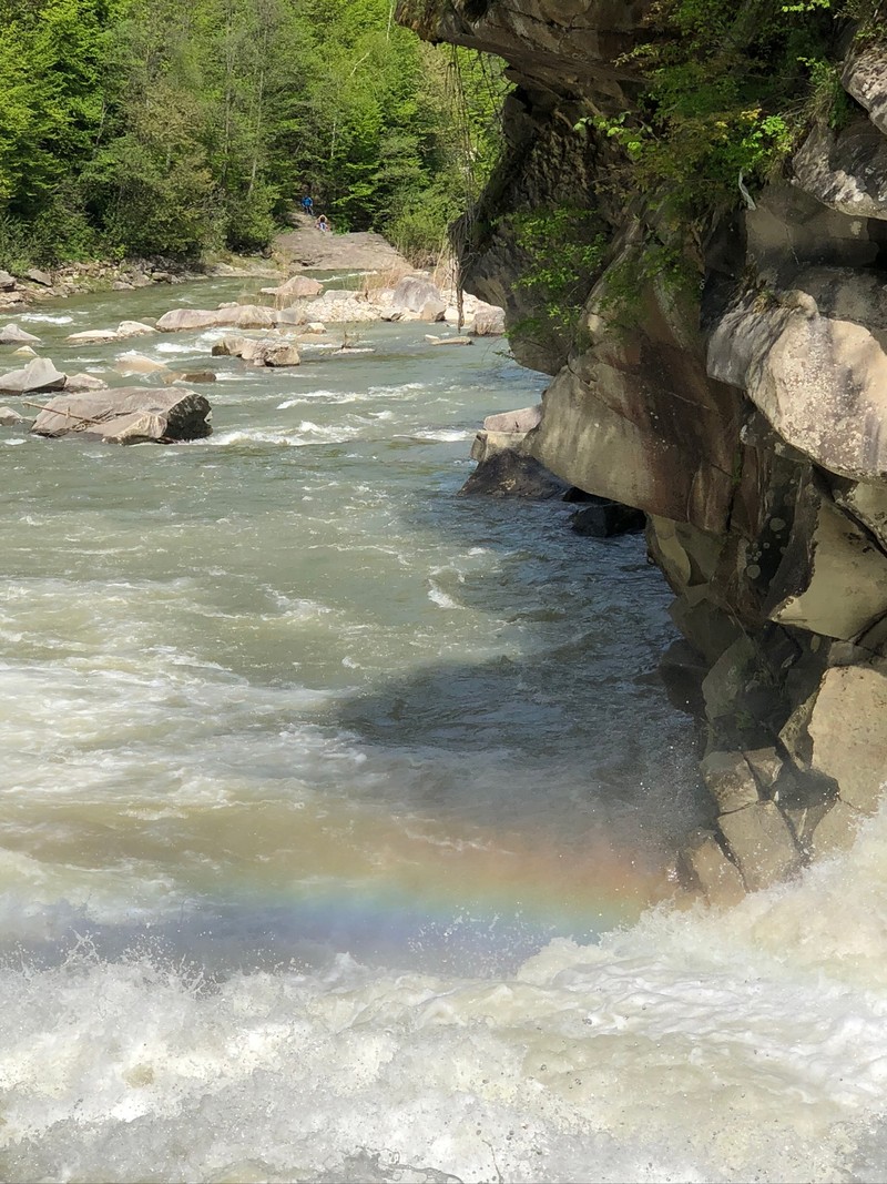 Радуга в воде возле скалистой формации (быстрый, водопад, водные ресурсы, водоток, вода)