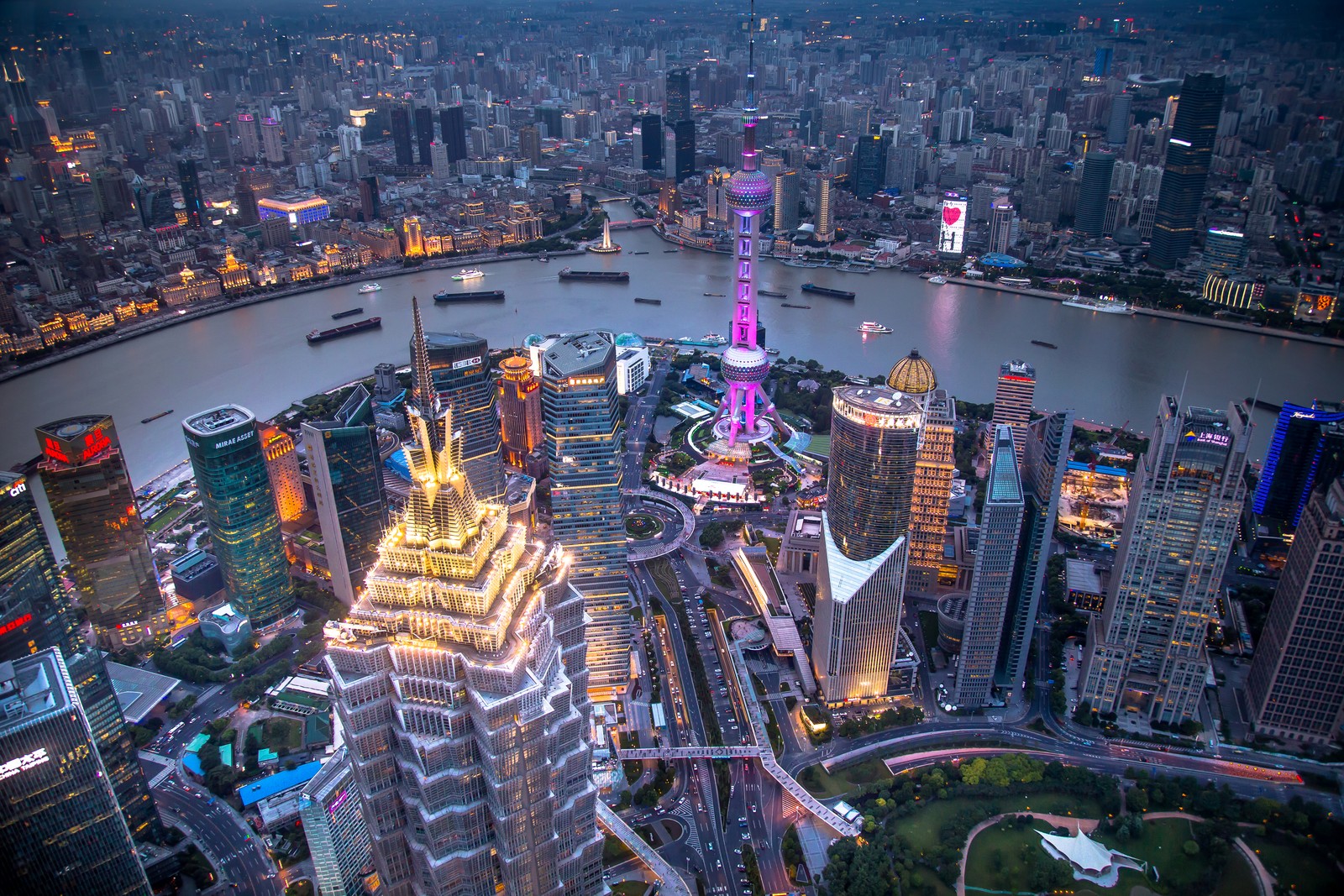 Una vista del horizonte de la ciudad con un río y un puente (shanghai, hong kong, paisaje urbano, metrópolis, área urbana)