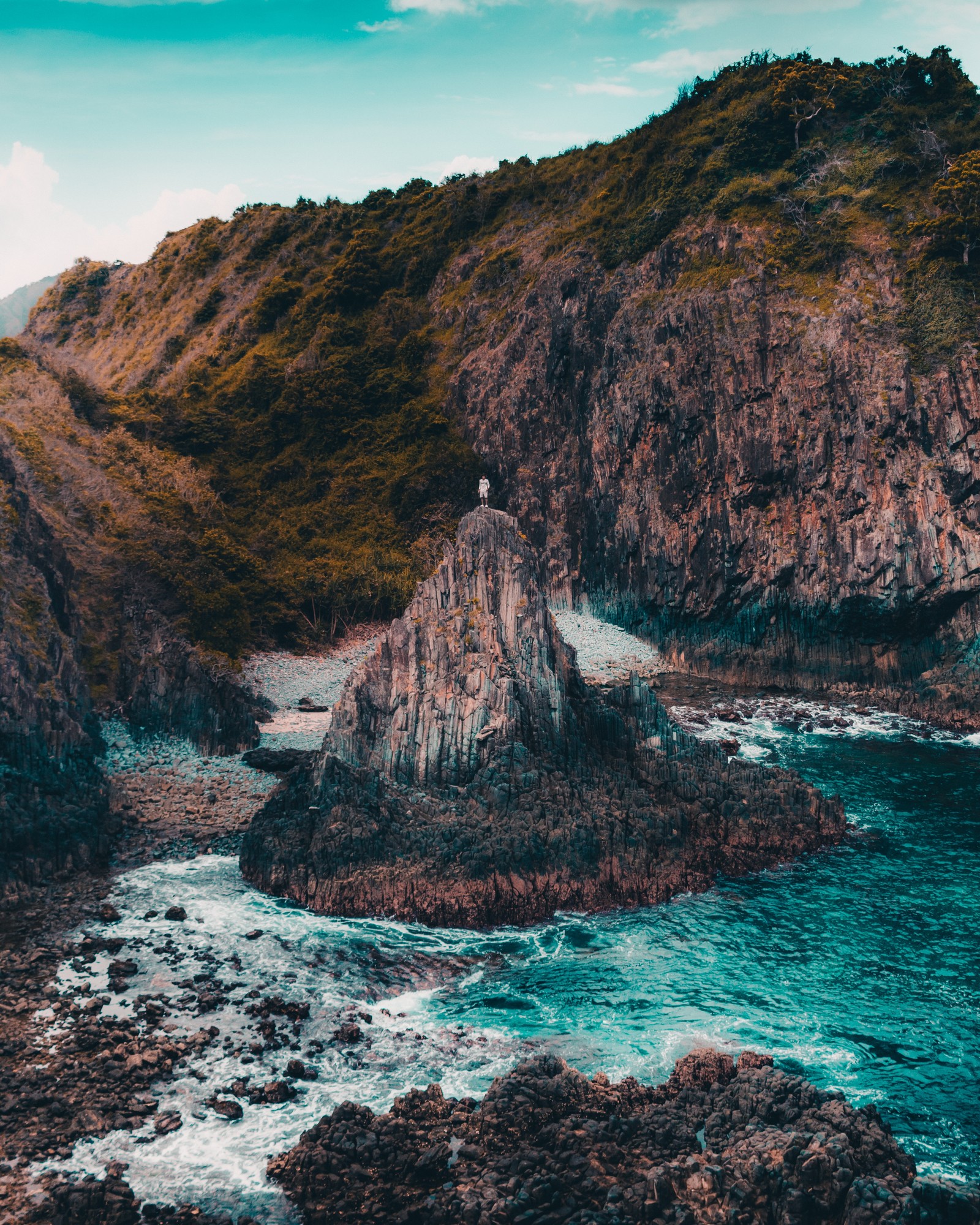 Une vue d'un phare sur une falaise rocheuse surplombant l'océan (la côte, mer, eau, nuage, montagne)