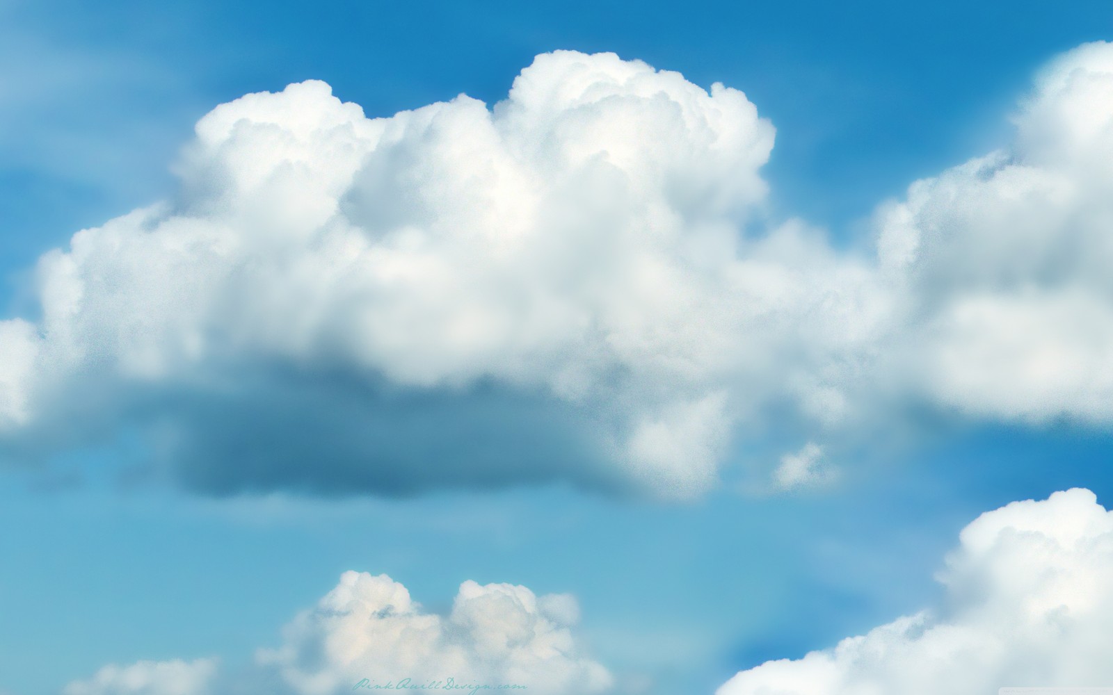 Il y a beaucoup de nuages dans le ciel au-dessus d'un champ d'herbe (ensoleillement, télévision, journée, calme, ciel)