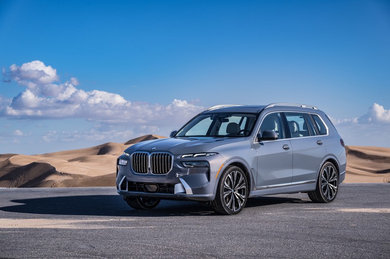 Bmw x7 внедорожник припаркован перед пустыней (bmw x7 xdrive40i, bmw x7 suv, 2023, 5k, 8k)