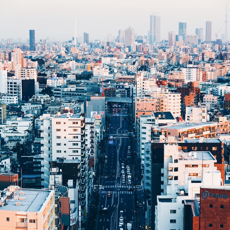 Воздушный вид на город с улицей и зданиями (токио, tokyo, город, городской пейзаж, городская территория)