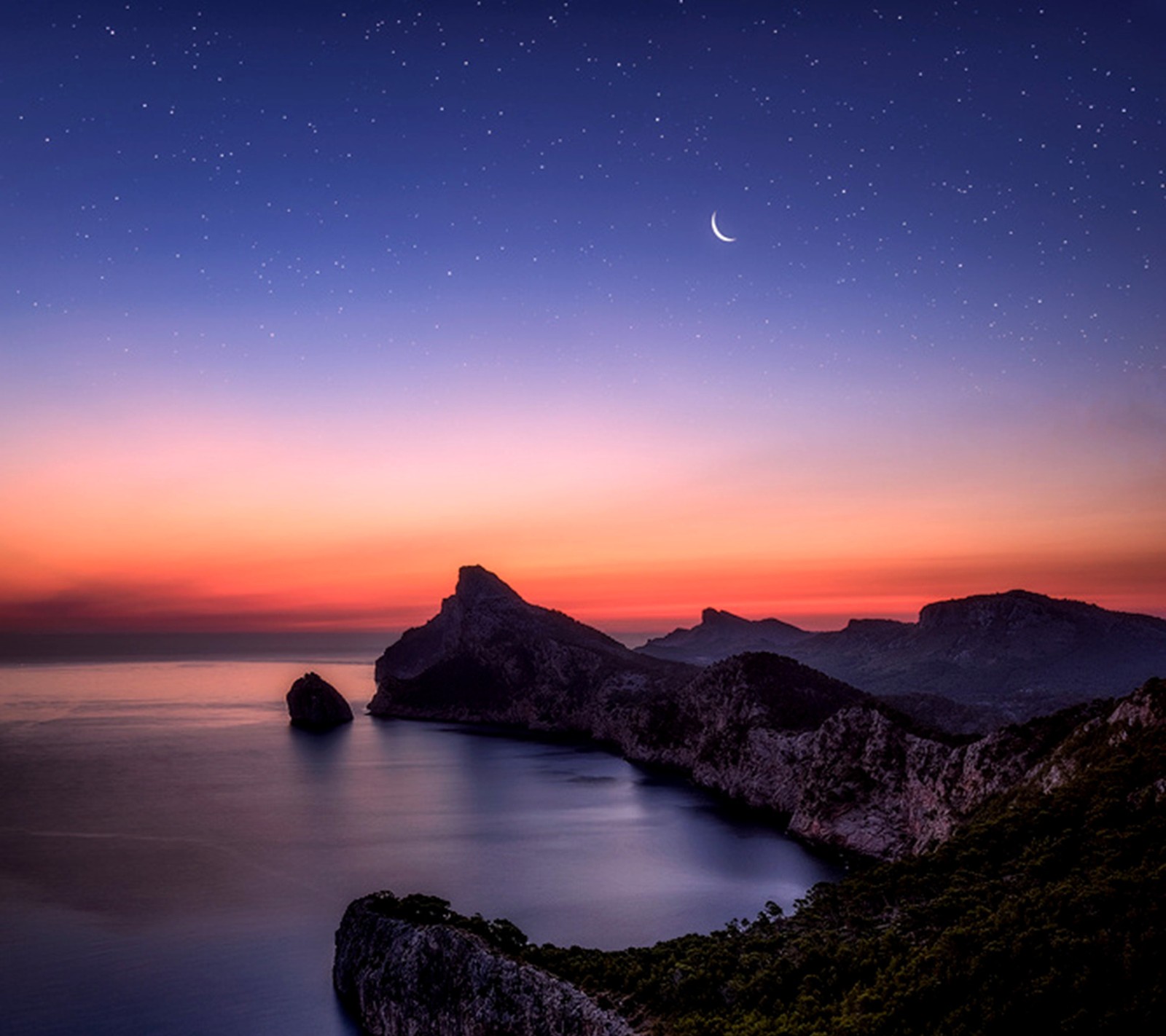 Vista de uma montanha com uma lua crescente e uma estrela no céu (luz do luar, noite, céu, estrelado)