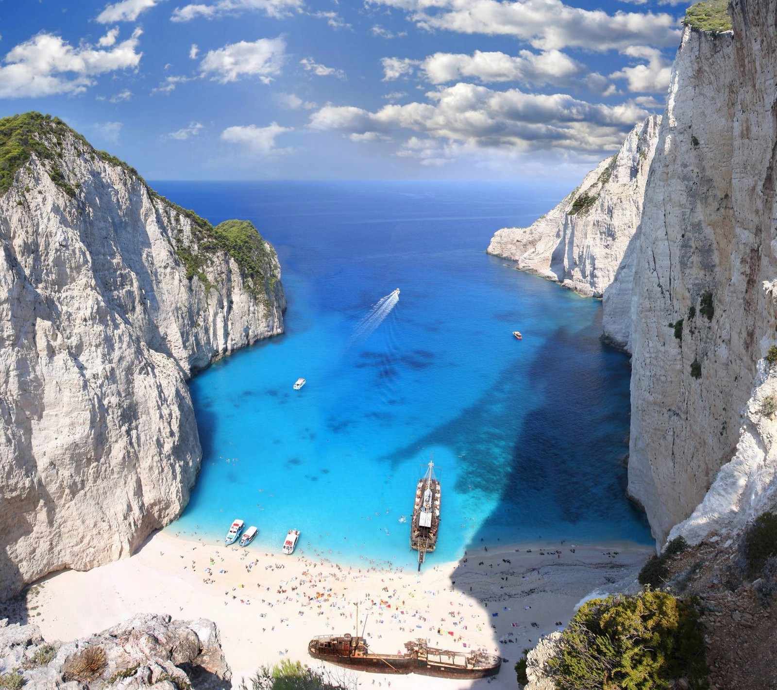 There are boats that are docked on the beach near the water (grcka, greec, zakintos)