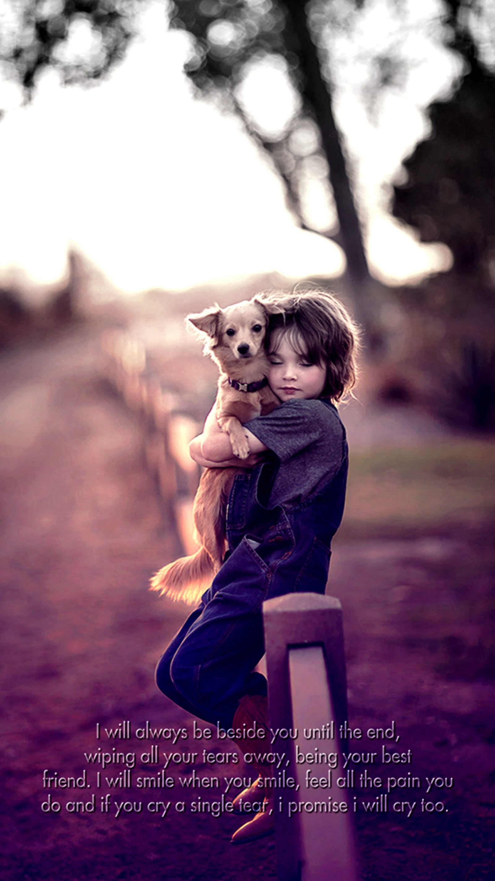 Un niño sosteniendo a un perro en su brazo con una cita en él (mejor, amigo)