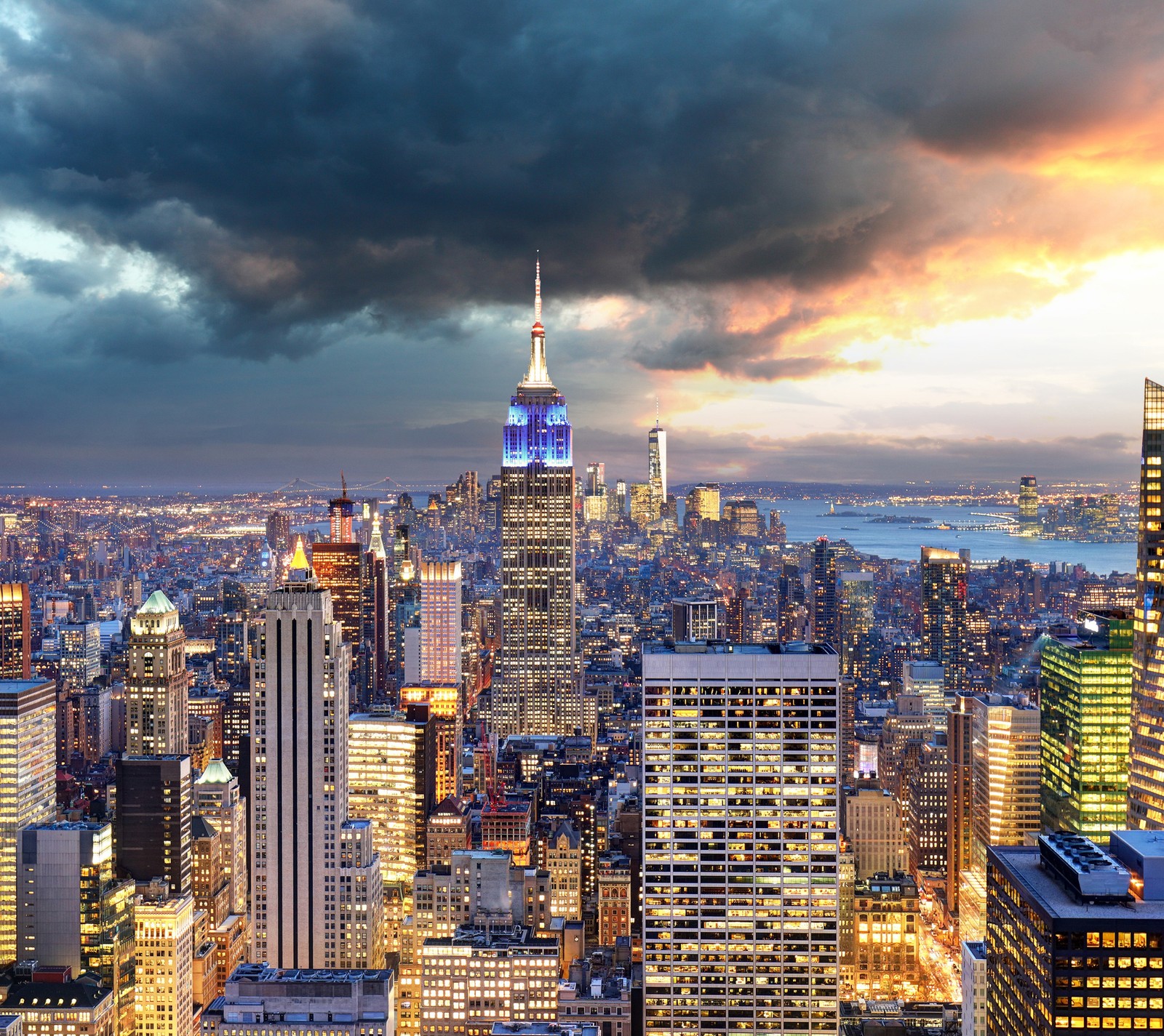 Vue aérienne d'une ville la nuit avec un ciel nuageux (amérique, new york, nyc, états unis, usa)