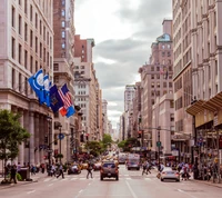 Belebte Straße in New York City mit Wolkenkratzern und lebhaften Fahnen