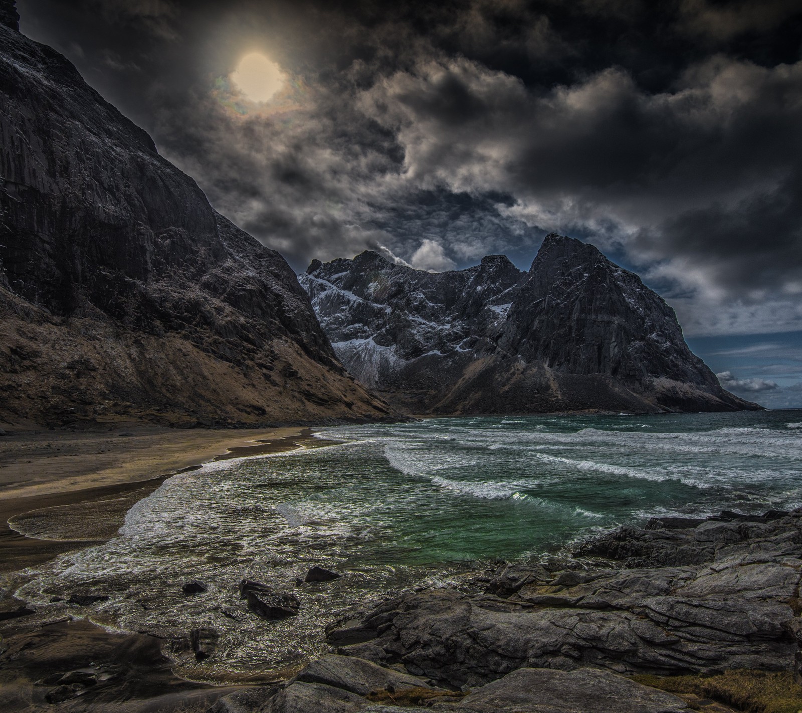 Uma vista de uma praia com uma montanha ao fundo (ilhas, paisagem, montanha, noruega, mar)