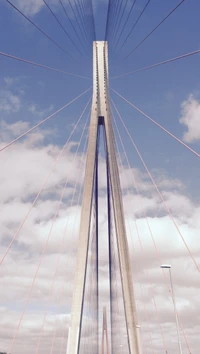 Symmetrische blaue Brücke gegen einen Himmel voller Wolken