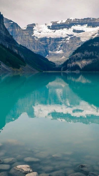 Serene Schönheit des Lake Louise: Majestätische Berge und kristallklares Wasser