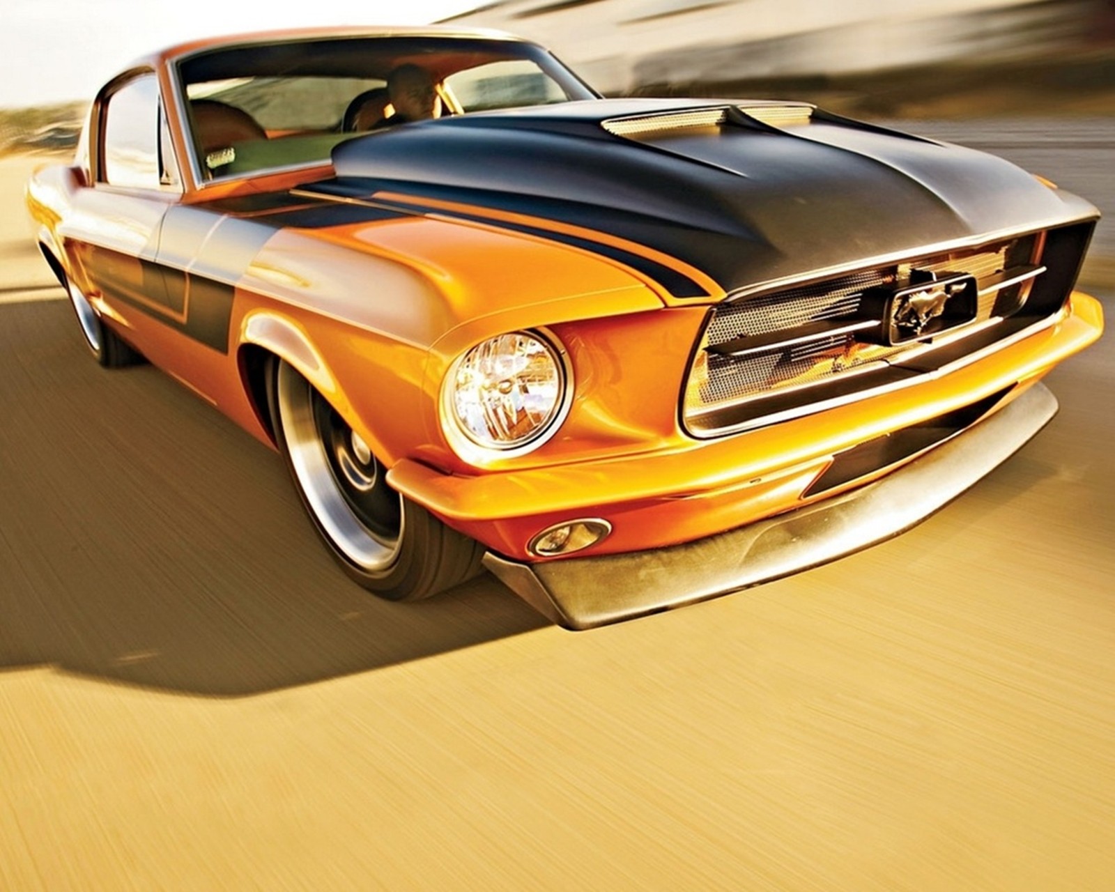 Mustang con rayas naranjas y negras en el capó de un coche (coche, genial, rápido, ford, nuevo)