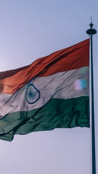 Vibrante bandera india contra un cielo despejado