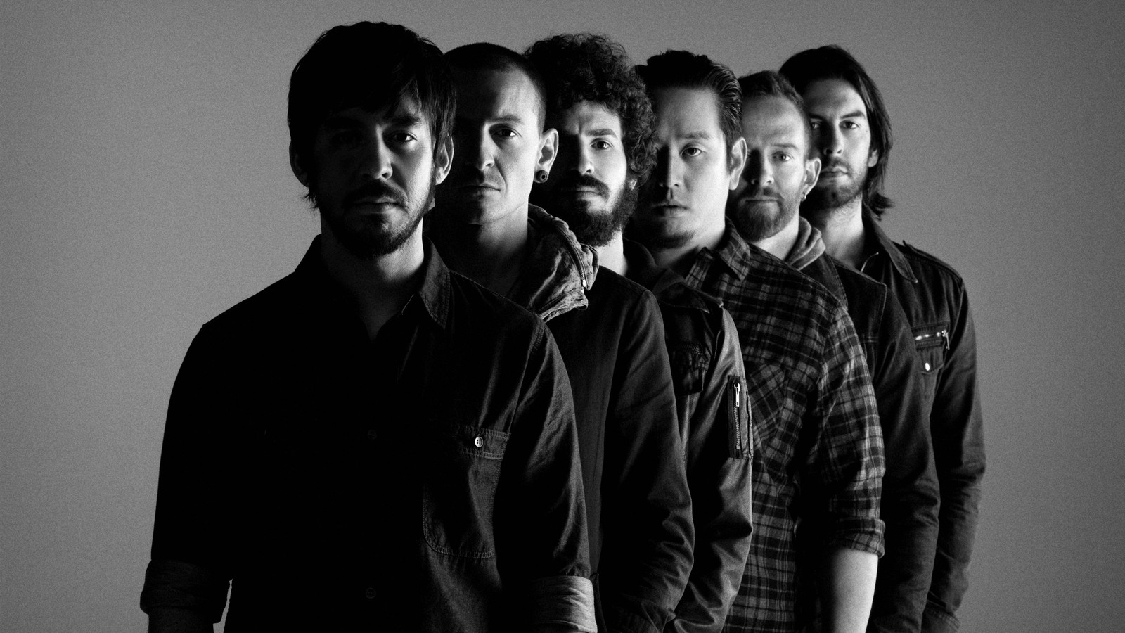 Image arabe d'un groupe d'hommes debout en ligne (linkin park, american rock band, joe hahn, dave farrell, brad delson)