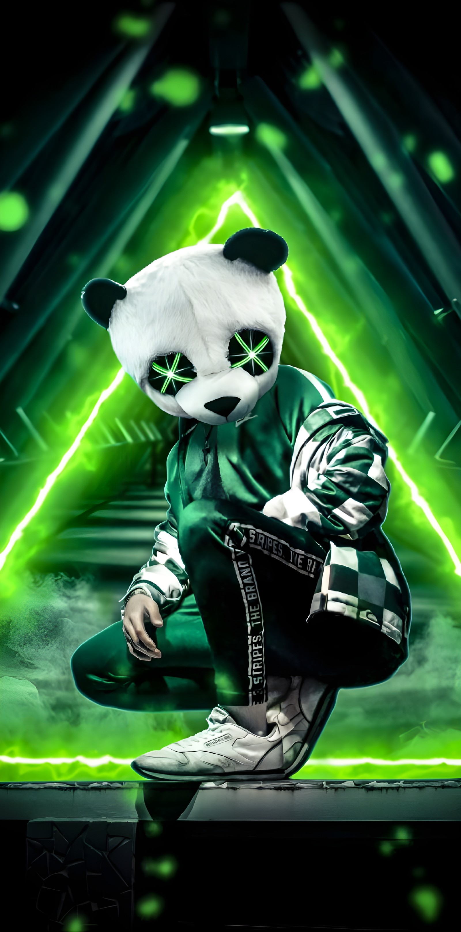 Uma panda em um traje verde se agacha com as mãos nos joelhos (panda gigante, panda vermelho, verde, luz, entretenimento)