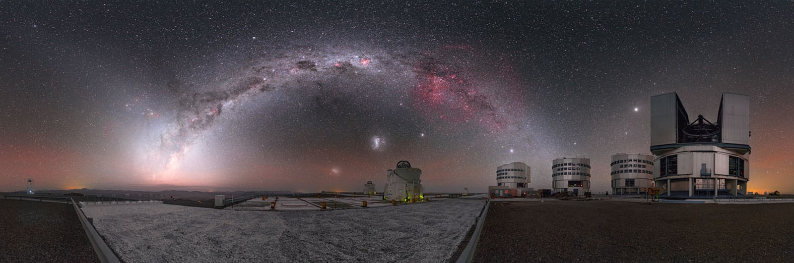 Una vista de un gran telescopio con un lente muy largo (astronomía, telescopio, atmósfera, noche, objeto astronómico)