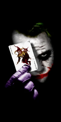 Joker sosteniendo una carta de juego en sombras profundas