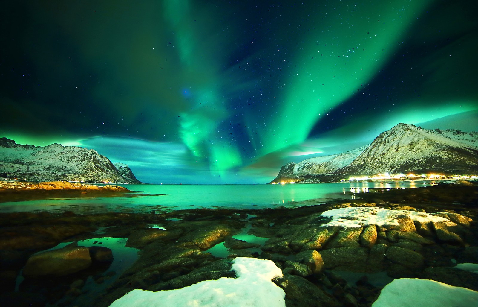 Uma aurora boreal verde sobre um corpo d'água com neve no chão (lofoten, aurora, natureza, atmosfera, ártico)