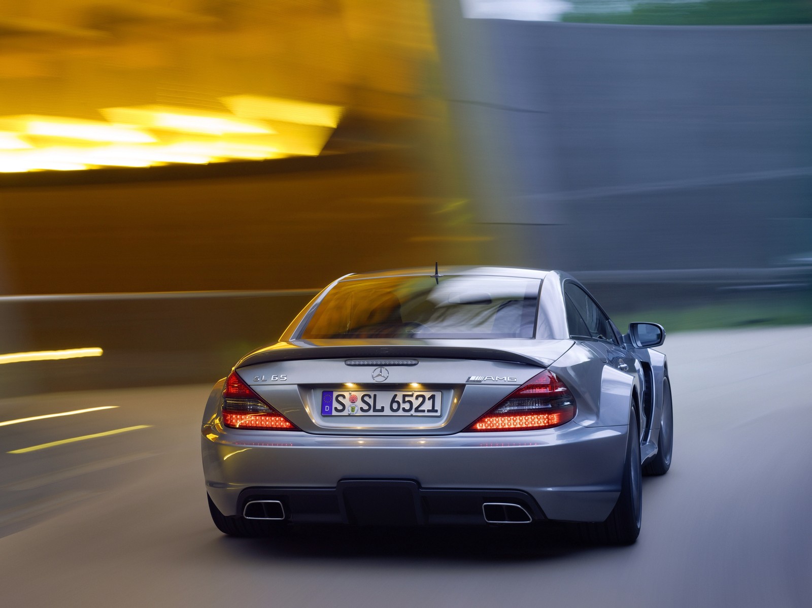 Um close-up de um carro dirigindo por uma rua com um fundo embaçado (carro, carro esportivo, mercedes benz, mercedes benz sls amg, mercedes benz sl class)