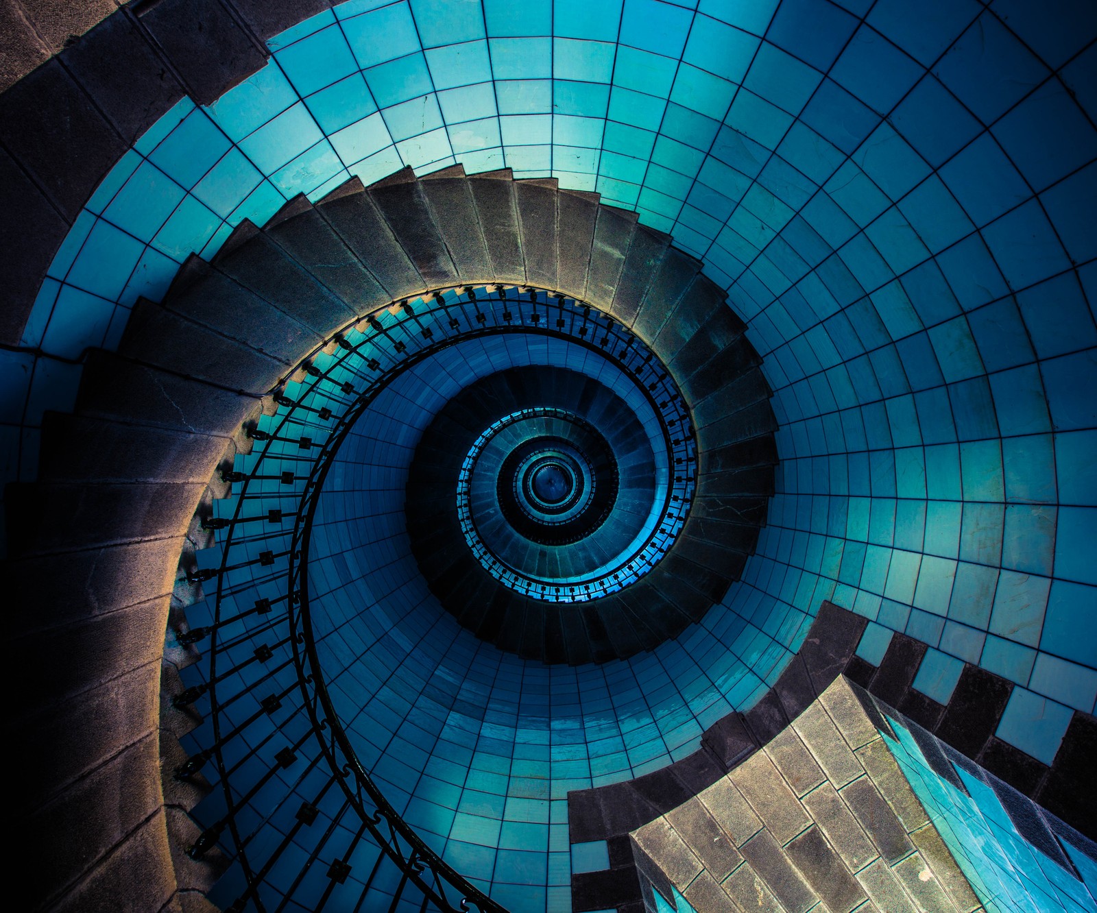 Un gros plan d'un escalier en colimaçon avec un ciel bleu en arrière-plan (escalier en colimaçon, île vierge, france, phare, étapes)