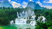 Impresionante vista de las Cataratas del Ángel rodeadas de exuberantes montañas verdes y cielos azules vibrantes