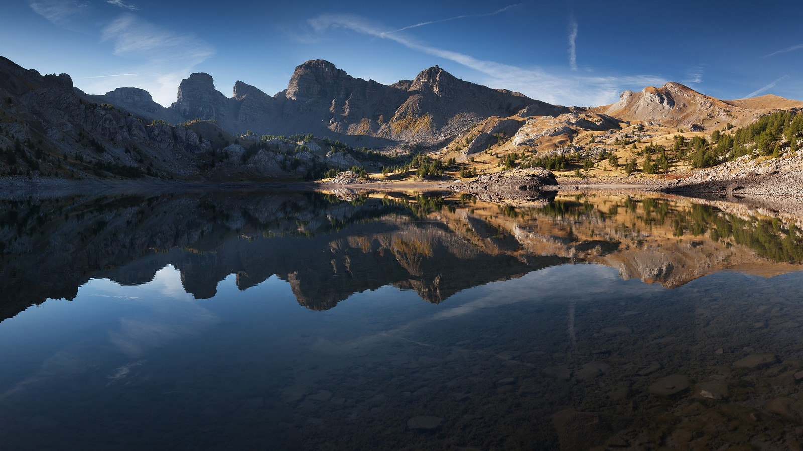 Vista árabe de um lago de montanha com algumas árvores em primeiro plano (lago, natureza, paisagem natural, montanha, nuvem)