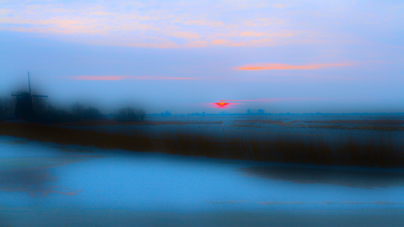 Vue aérienne d'un coucher de soleil sur un plan d'eau. (ressources en eau, nuage, bleu, paysage naturel, crépuscule)