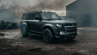 2024 Land Rover Defender: Automóvel urbano preto ousado em uma atmosfera misteriosa