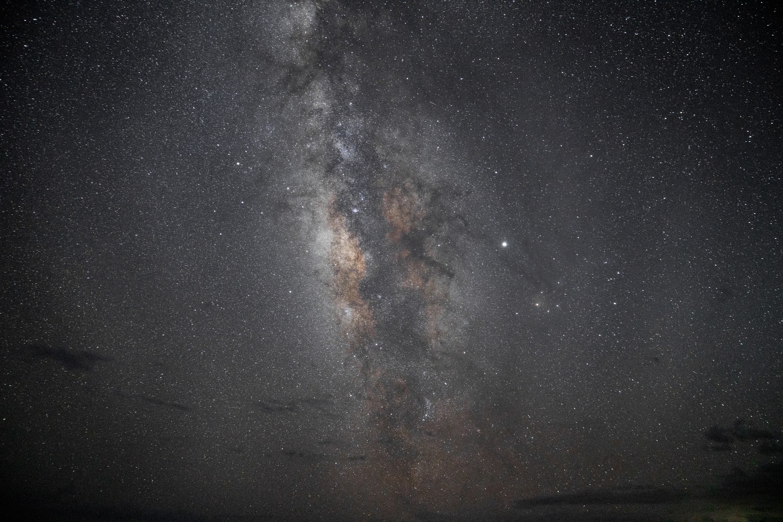 Uma vista da via láctea e das estrelas sobre um campo (via láctea, atmosfera, astronomia, universo, galáxia)