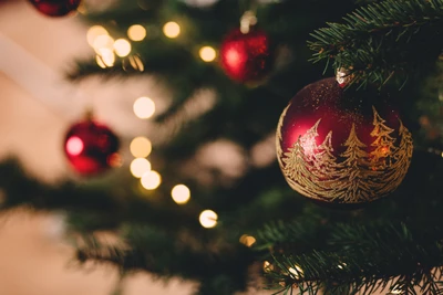 Dekorativer roter Weihnachtsornament an einem Baum mit funkelnden Lichtern