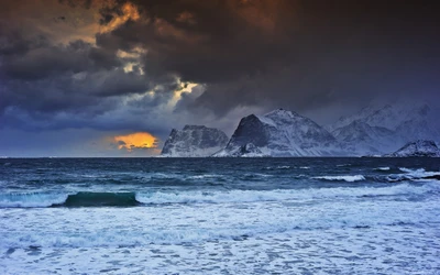 Côte arctique tempétueuse au crépuscule