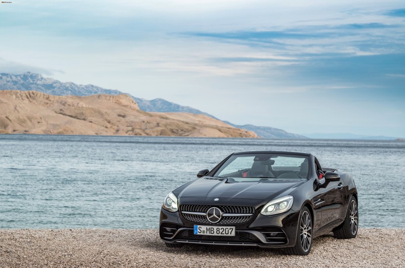 Близкий план черного mercedes slc, припаркованного на пляже (машина, кабриолет, мерседес бенц слк класс, mercedes benz slk class, mercedes benz)