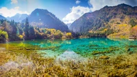 Lac de la vallée sereine reflétant des montagnes majestueuses dans le parc national de Jiuzhaigou