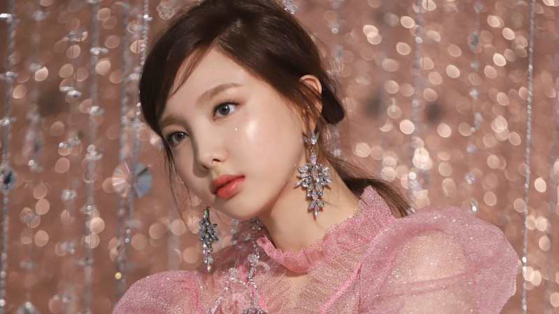 Женщина в розовом платье и серьгах позирует для фотографии (наян, nayeon, 나연, im na yeon, twice kpop)