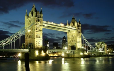 Beleuchtete Tower Bridge über die Themse bei Nacht