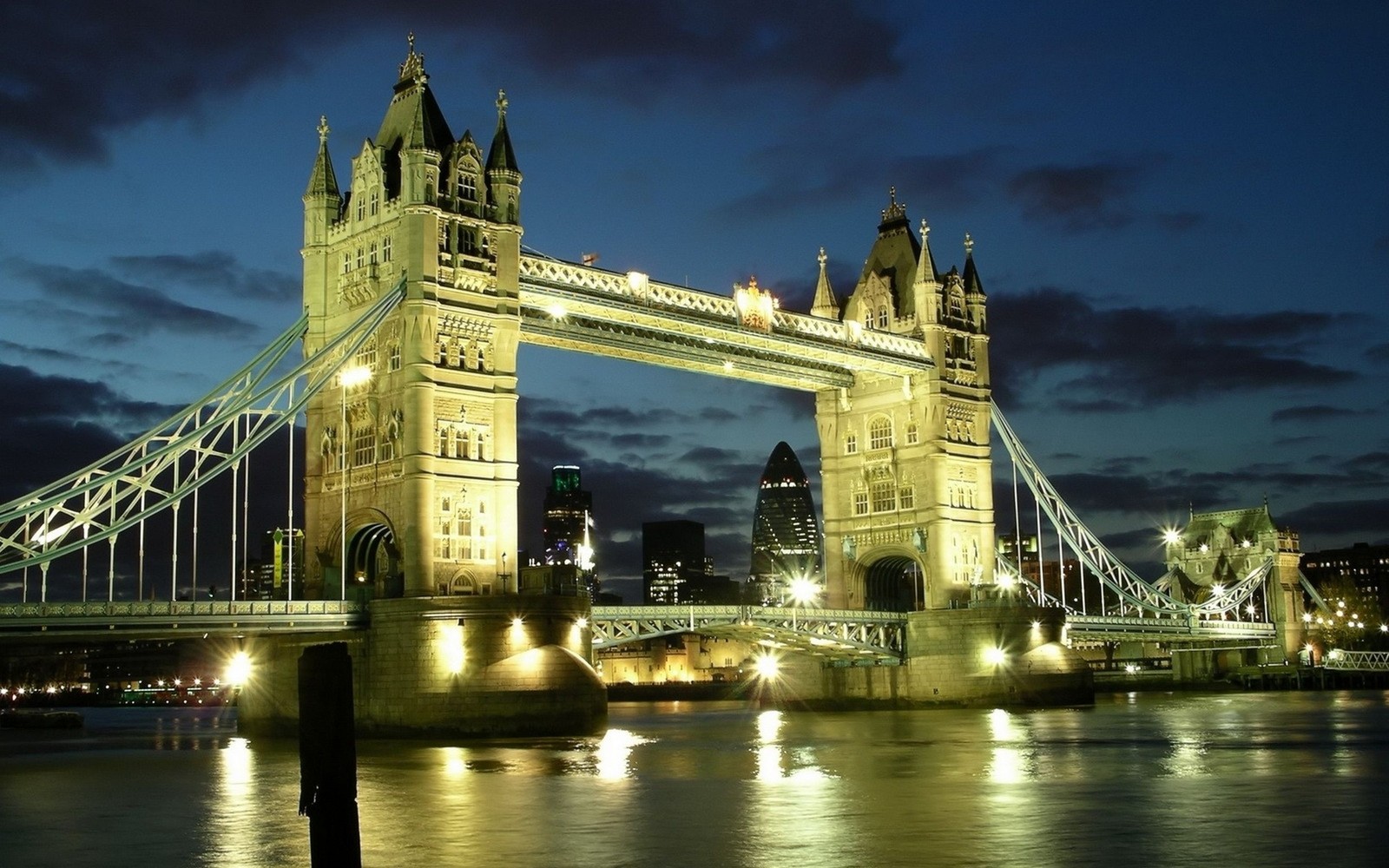 Арафед мост над водой ночью с включенными огнями (лондонский мост, london bridge, tower bridge, река темза, достопримечательность)