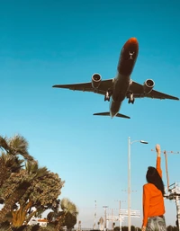 Passagierflugzeug nähert sich über dem Himmel von Los Angeles