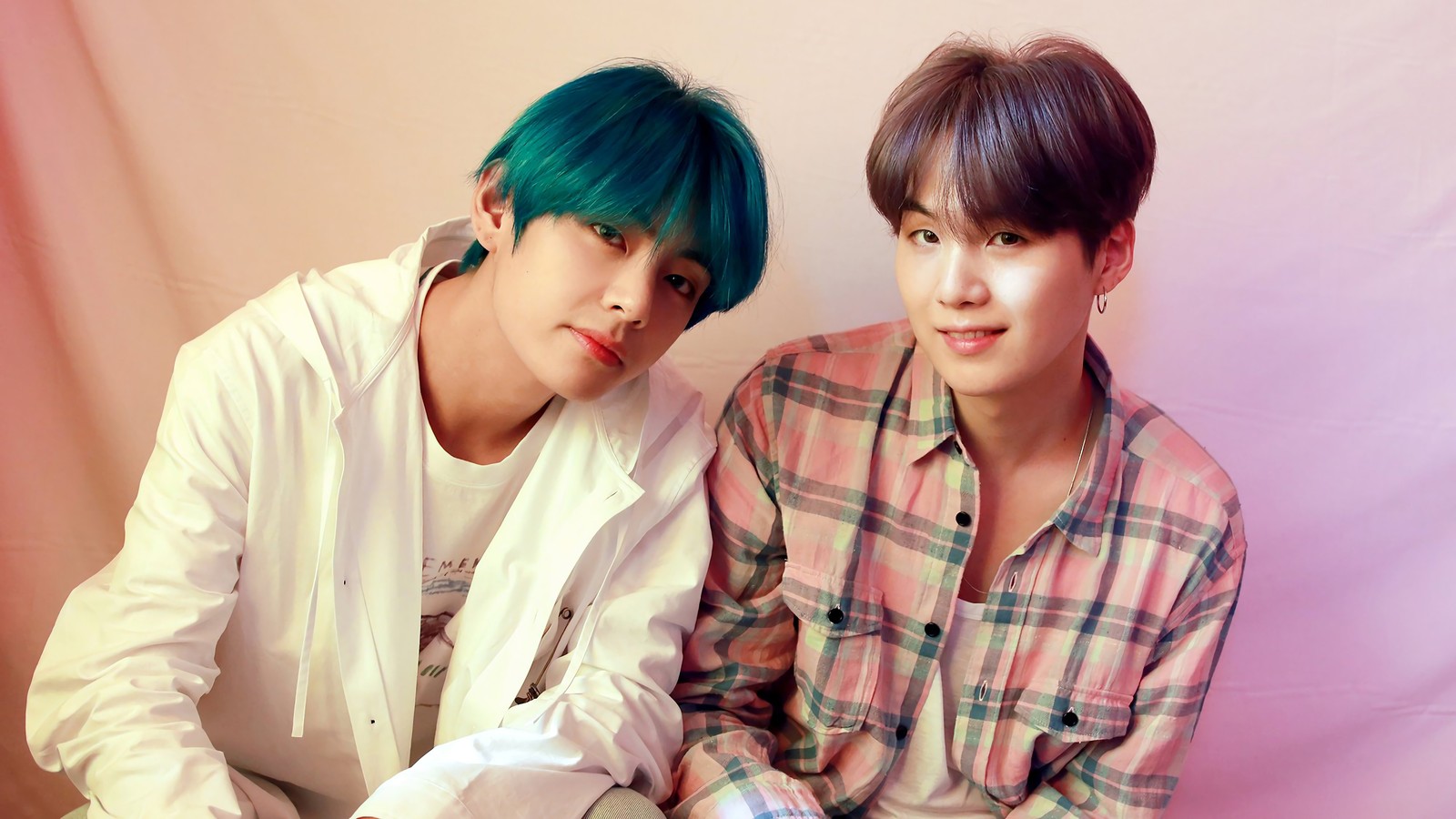 Deux hommes asiatiques avec des cheveux bleus et verts assis côte à côte (v, kim tae hyung, suga, min yoon gi, bts)