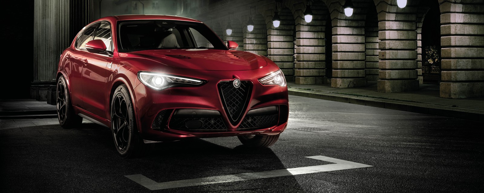 Um alfa vermelho estacionado em um beco escuro com uma luz acesa (alfa romeo stelvio quadrifoglio, 2020, 5k, carros, papel de parede 4k)