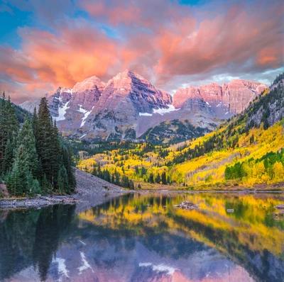 Reflejos vibrantes de otoño en Maroon Bells y North Maroon Peak